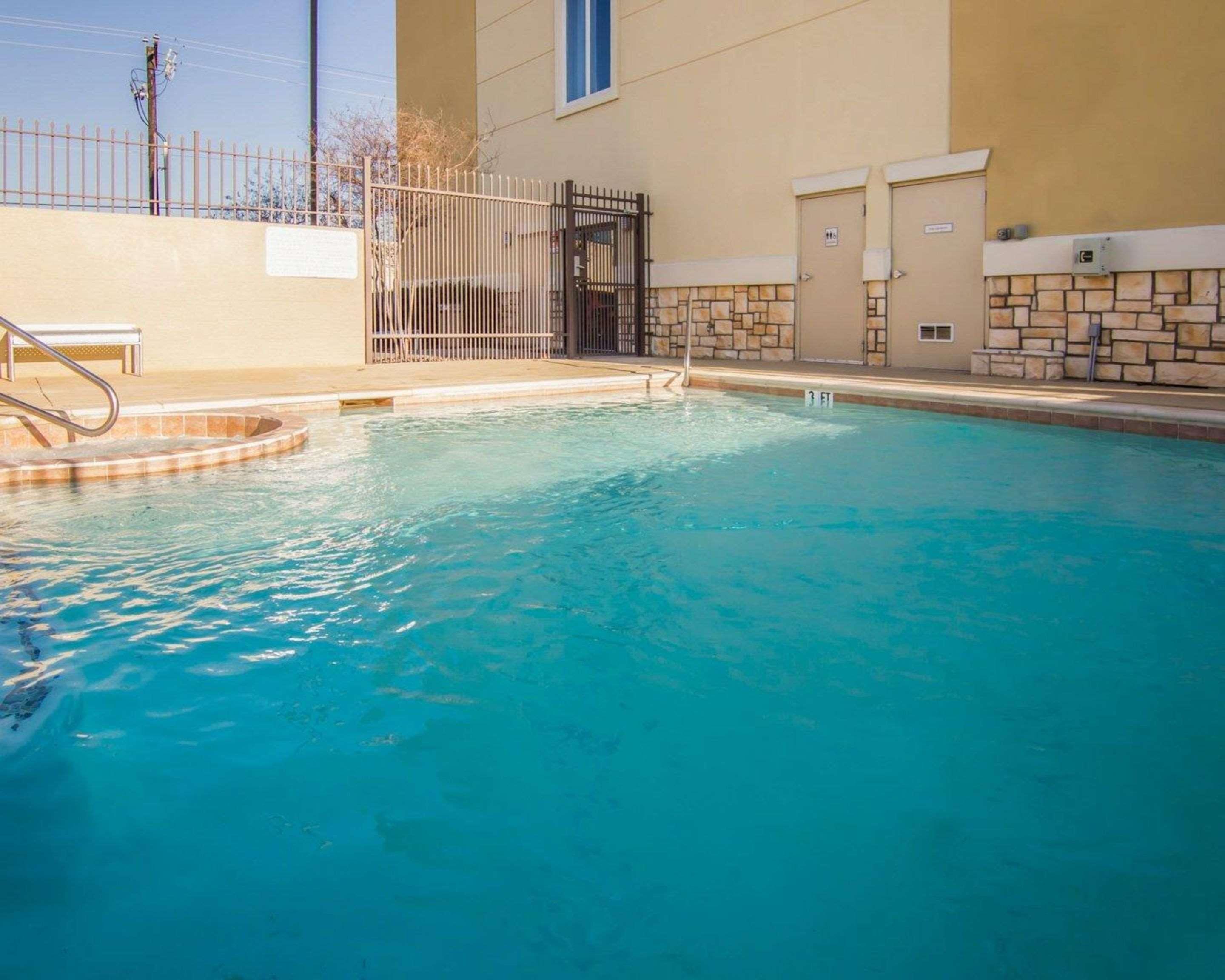 Comfort Suites West Dallas - Cockrell Hill Экстерьер фото