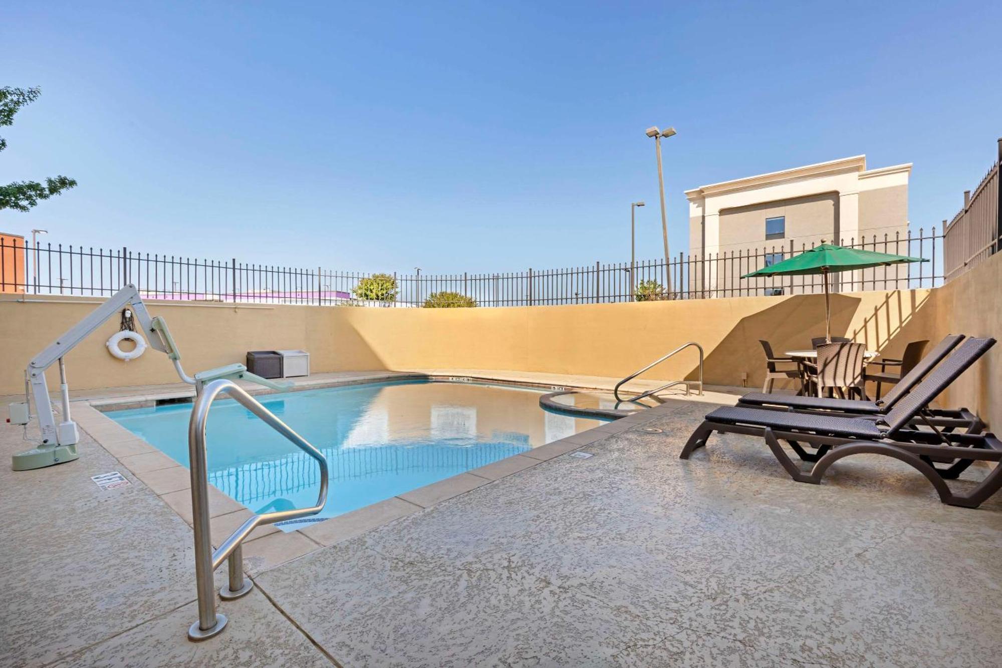 Comfort Suites West Dallas - Cockrell Hill Экстерьер фото